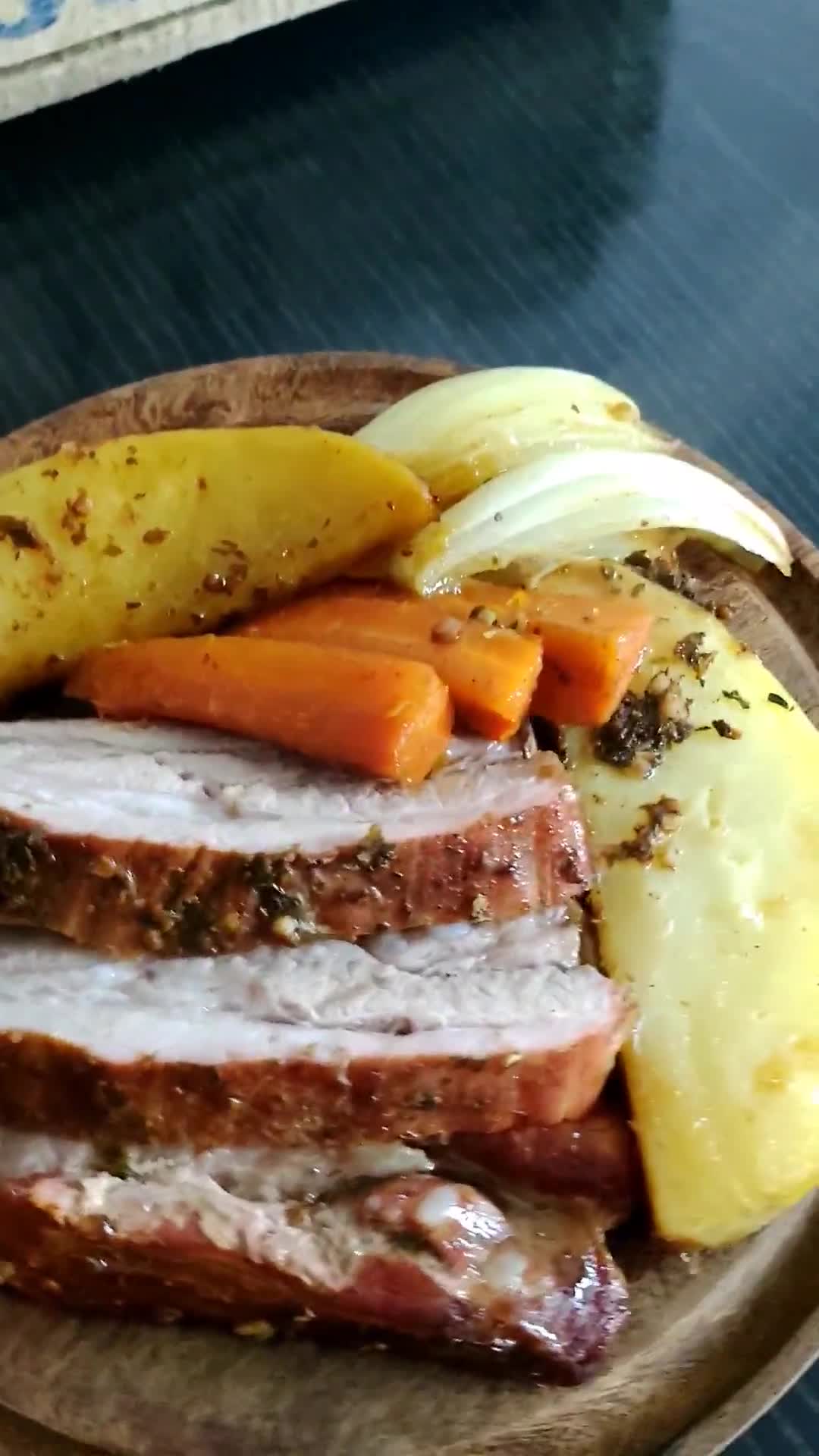 Foto del paso 5 de la receta: Carne de cerdo con verduras al horno 🥕🧅🥔