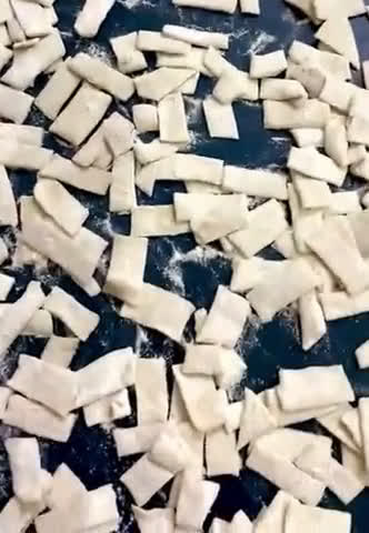 صورة لخطوة 6 من وصفة عجينة حراق اصبعه وطريقة تجفيفها وحفظها اكله سوريه مشهوره 🇸🇾