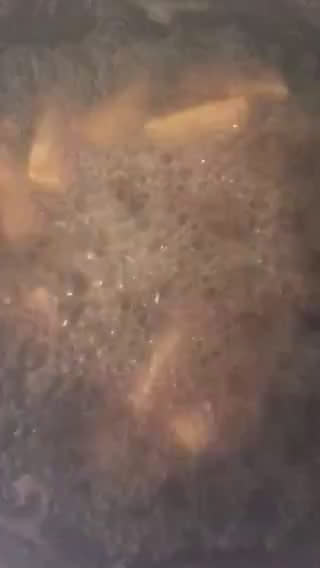 Gambar langkah 2 resipi Ubi Kayu Goreng Kunyit.