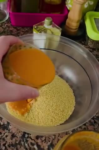 Foto del paso 1 de la receta: Tabulé de gazpacho 🍅 🫜 🍳 🐟