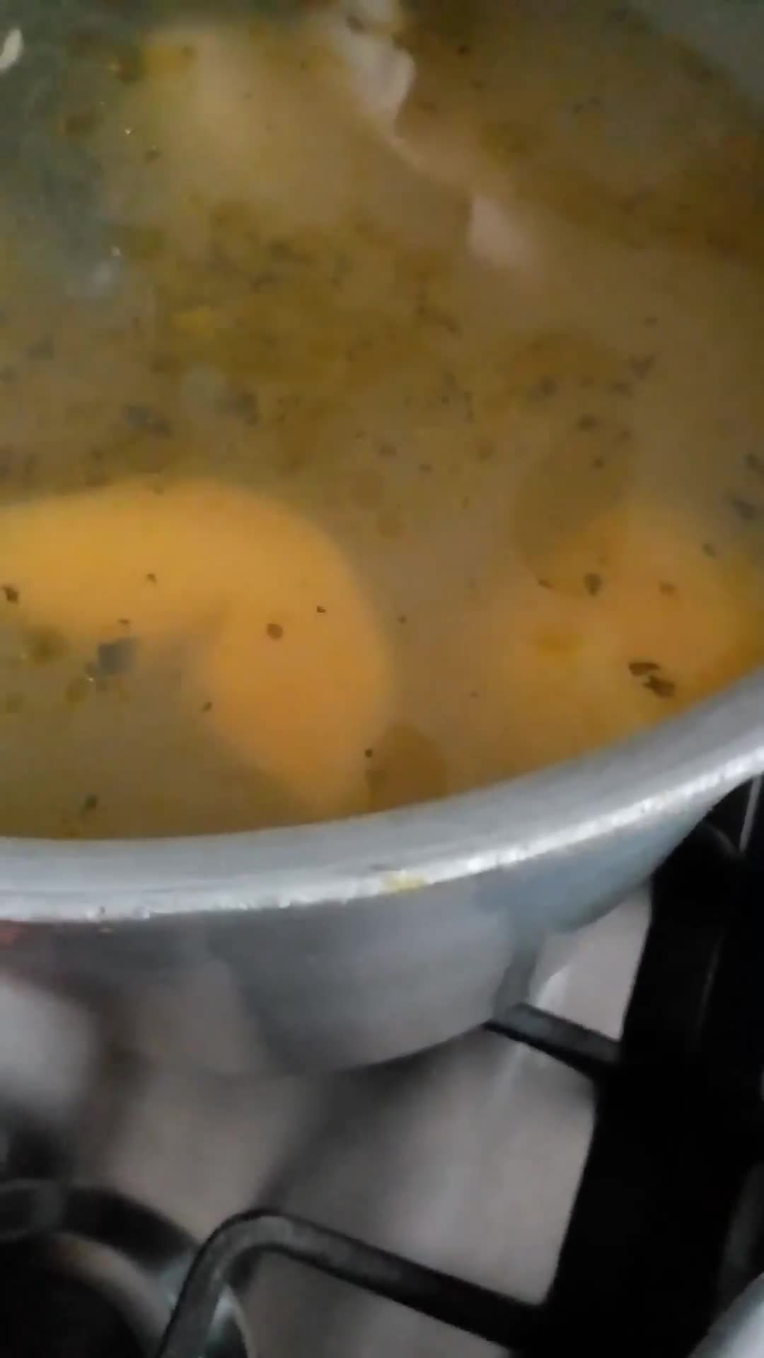 Foto del paso 3 de la receta: Caldo de verduras y pollo, con sopa de fideos de arroz 😋😋😋😋😋