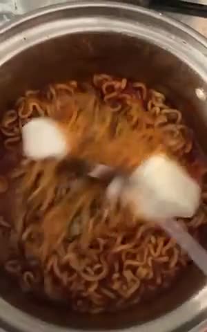 صورة لخطوة 5 من وصفة -اندومي باللبنه بنكهه ايطاليه 🍜🇮🇹!