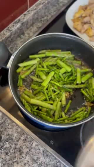 Foto del paso 2 de la receta: Pollo cremoso con espárragos