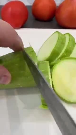 Фото кроку 1 до Кабачки з часниковим соусом та томатами 👌.