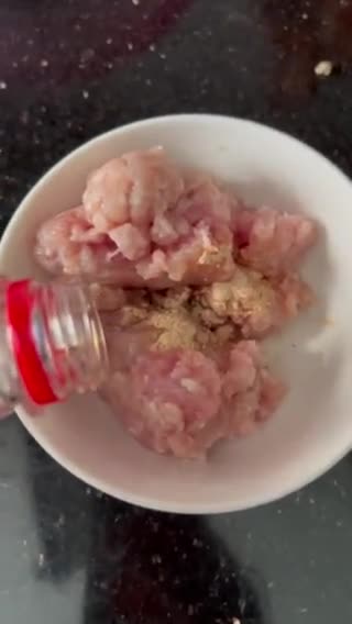 Hình bước làm 1 của món Thịt băm xào sả phiên bản tối giản