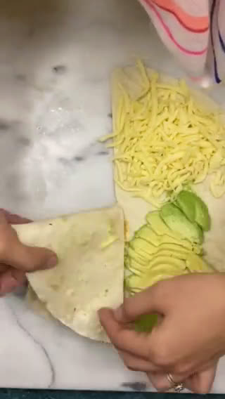 Foto del paso 2 de la receta: Tortilla wrap hack de camarones