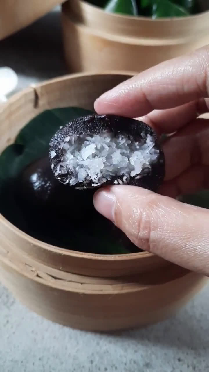 Foto langkah ke 5 dari resep Kue Bugis Ketan Hitam.