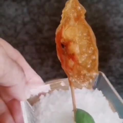 Foto del paso 4 de la receta: Piruleta crujiente de gamba marinada con lima, sishimi y togarashi