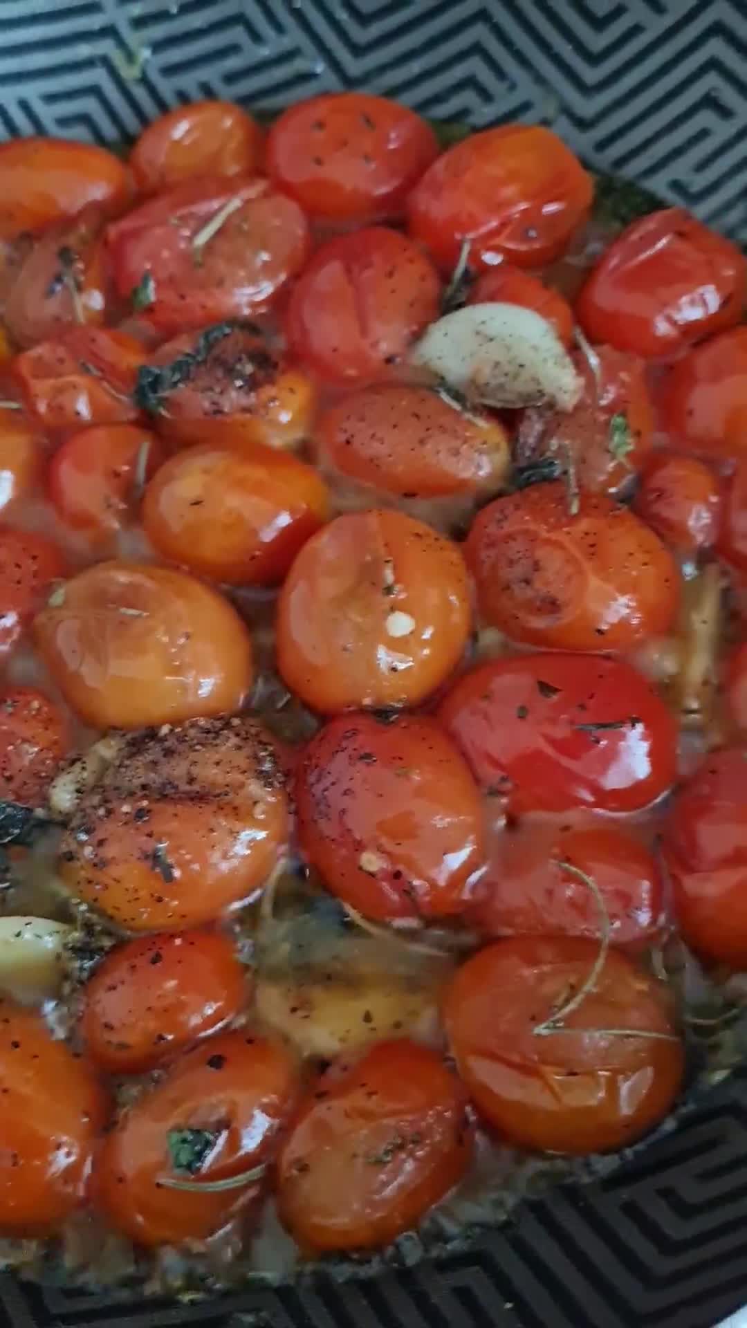 Foto del paso 2 de la receta: Tomates cherry confitados (sin azúcar) con hierbas mediterráneas y Bocconcini