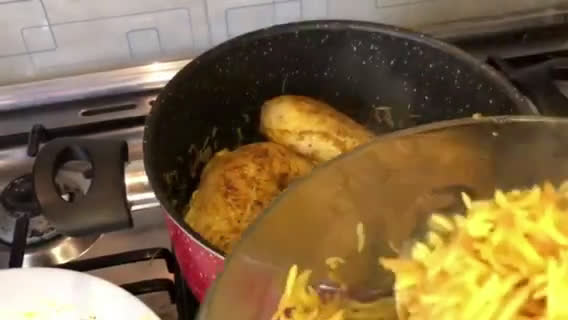 صورة لخطوة 2 من وصفة مقلوبة الدجاج والبطاطا