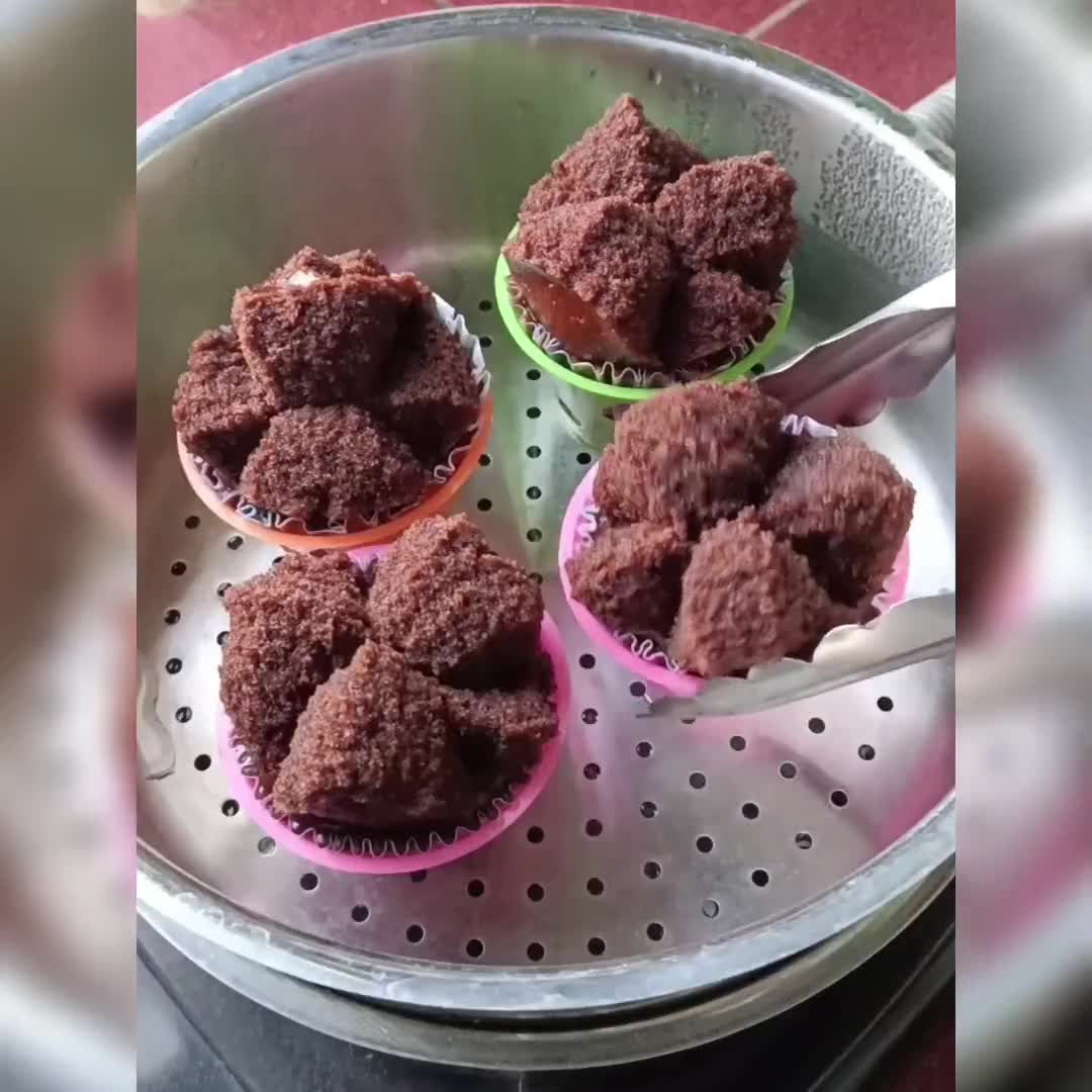 Foto langkah ke 6 dari resep Bolu Kukus Coklat Mekar Tanpa Telur Tanpa Mixer.
