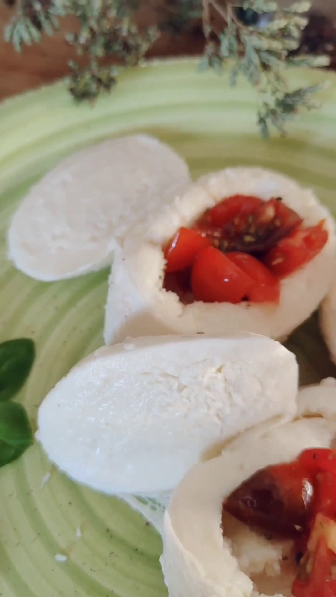 Foto del passaggio 3 della ricetta Scrigno di mozzarella con pomodorini ed origano