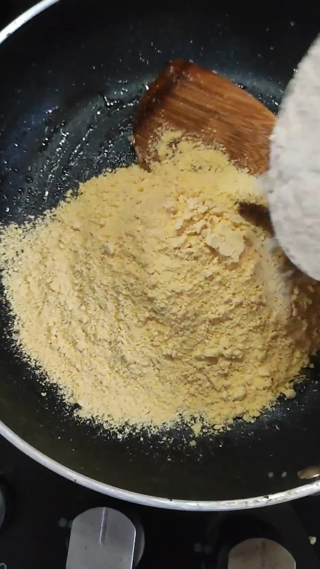 गोंद मक़्का आटा लङ्डू (Gond makka aata laddu recipe in Hindi) रेसिपी चरण 2 फोटो