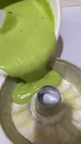 Foto langkah ke 3 dari resep Bolu Pisang Ambon Pandan.