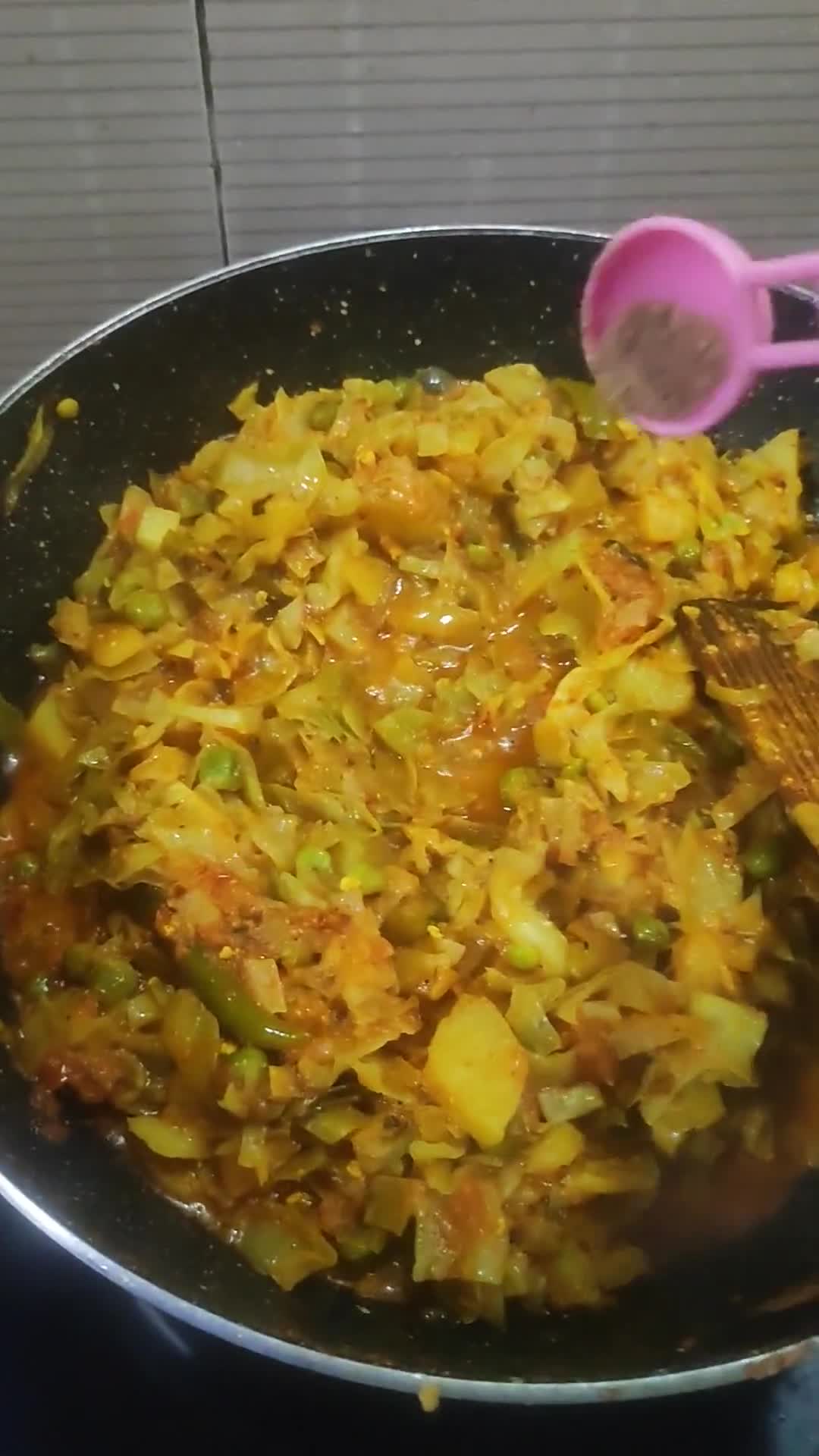 आलू पत्तागोभी (दही बेसन वाली) (Aloo pattagobhi dahi besan wali recipe in Hindi) रेसिपी चरण 7 फोटो