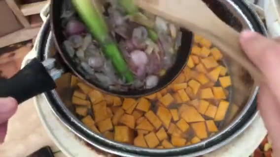 Foto langkah ke 2 dari resep 342. Bubur Manado / Tinutuan dengan Rice Cooker #PekanPosBar_MasakSesuaiBudget.