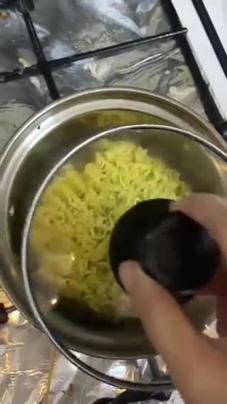 صورة لخطوة 2 من وصفة -اندومي بخلطة البيض المسلوق اللذيذة 🍜😋!