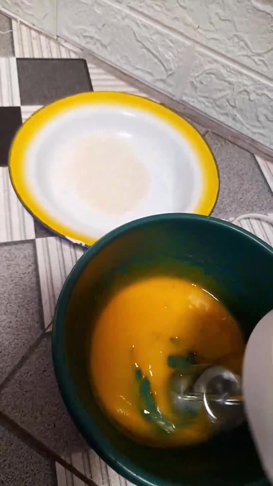 Foto langkah ke 3 dari resep Bolu Gulung.