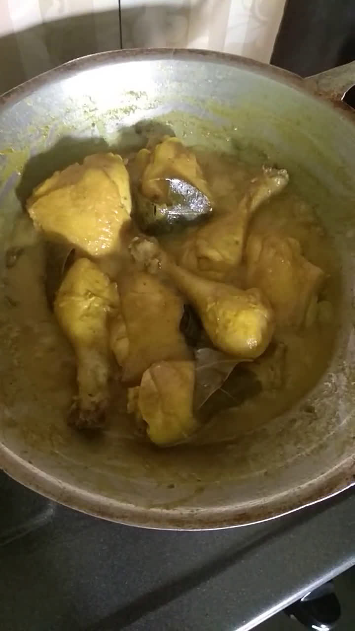 Foto langkah ke 5 dari resep Ayam Ungkep Bumbu Kuning Santan.