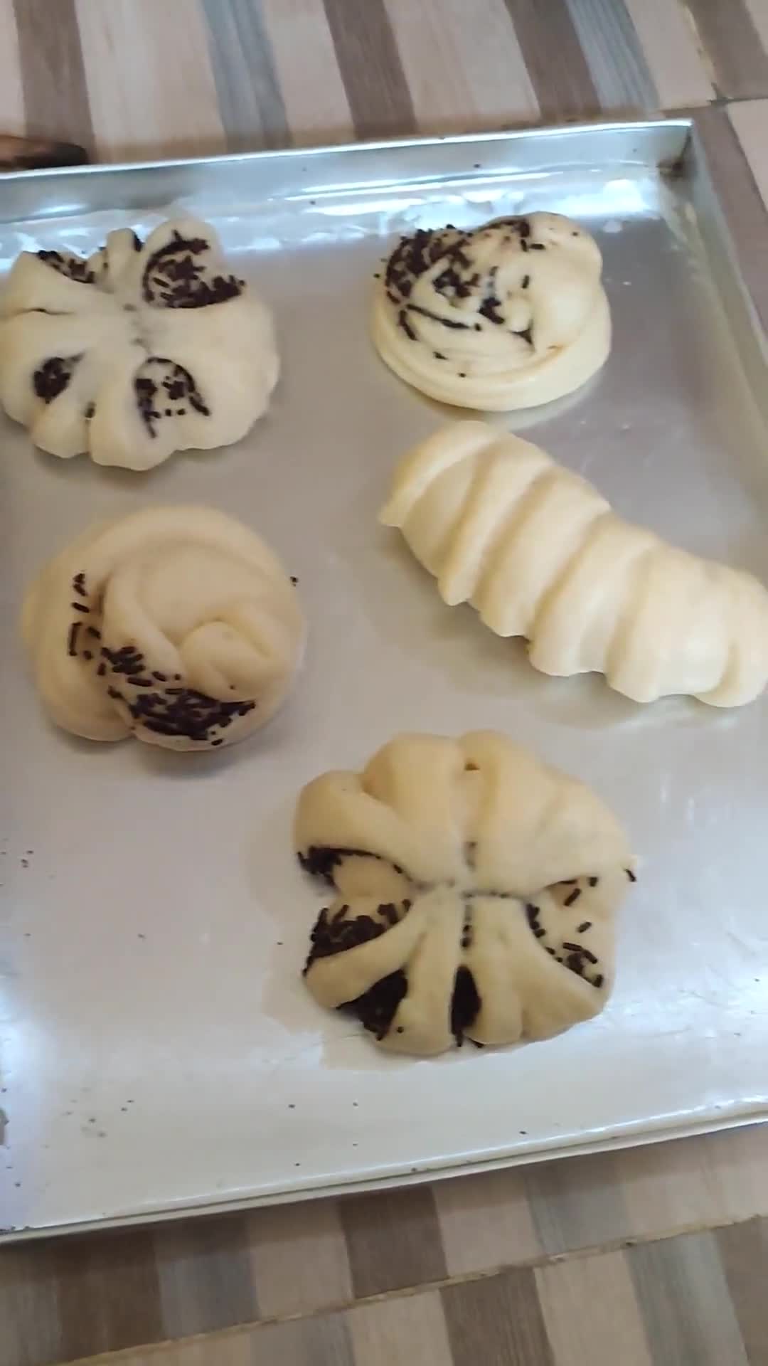 Foto langkah ke 4 dari resep Roti manis dan sosis.