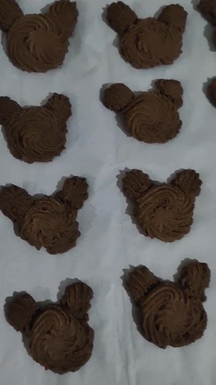 Foto langkah ke 7 dari resep Teddy Bear Butter Cookies.