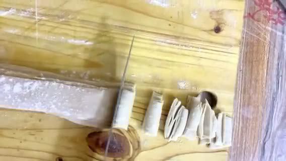 صورة لخطوة 3 من وصفة عجينة حراق اصبعه وطريقة تجفيفها وحفظها اكله سوريه مشهوره 🇸🇾