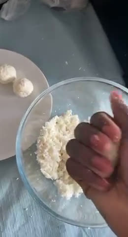 Une image de l'étape 3 de Beignet de manioc accompagné de coco.