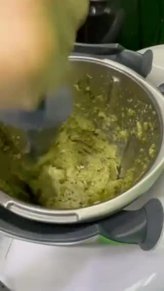 Gambar langkah 3 resipi Basil Pesto Chicken Cheesy Meatball.
