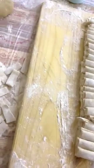 صورة لخطوة 3 من وصفة عجينة حراق اصبعه وطريقة تجفيفها وحفظها اكله سوريه مشهوره 🇸🇾