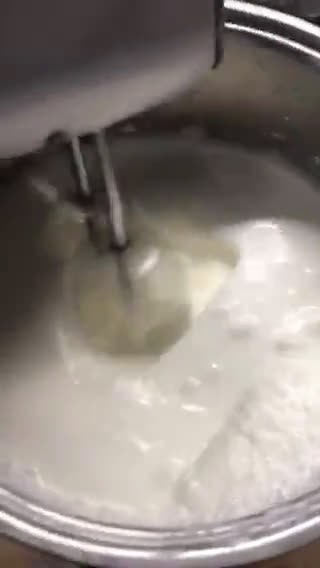 Foto del passaggio 1 della ricetta Crema al latte kinder (senza cottura)