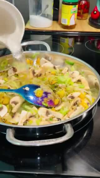 Foto del paso 5 de la receta: Sopa de Poro con Champiñones. #lacocinadeconsuelo #titanaty