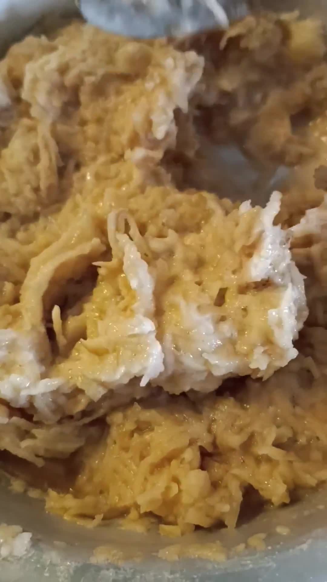 Foto langkah ke 2 dari resep Gamjajeon (Pancake Kentang Korea).