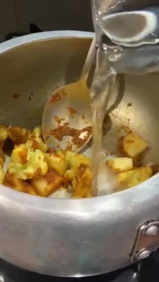 कुकर वाली गोभी (बिना प्याज़ लहसुन) (Cooker wali gobhi recipe in hindi) रेसिपी चरण 5 फोटो