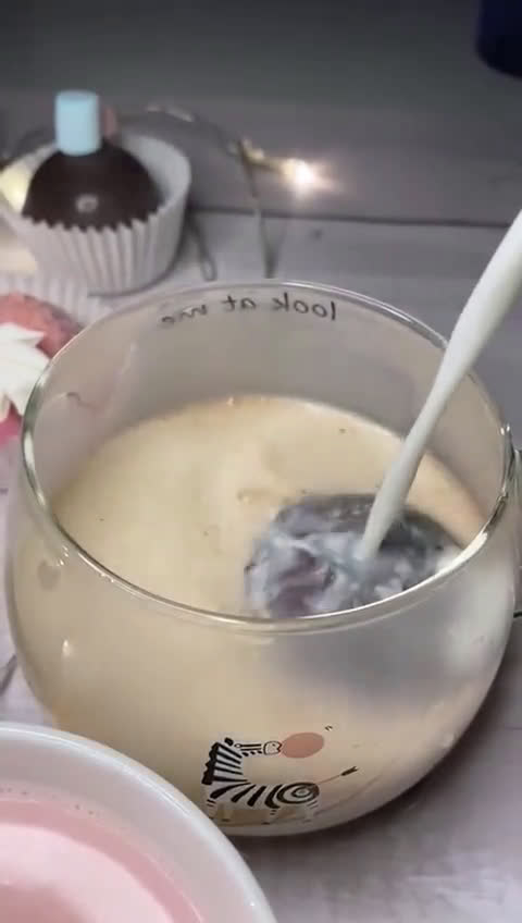 صورة لخطوة 12 من وصفة كرات الهوت شوكلت باشكال جديده ورائعه 🍫☕