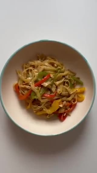 Foto del paso 5 de la receta: Noodles de arroz con pimientos y pollo