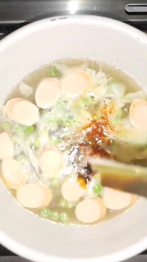 Foto langkah ke 3 dari resep Mie Kuah Sosis Telur.