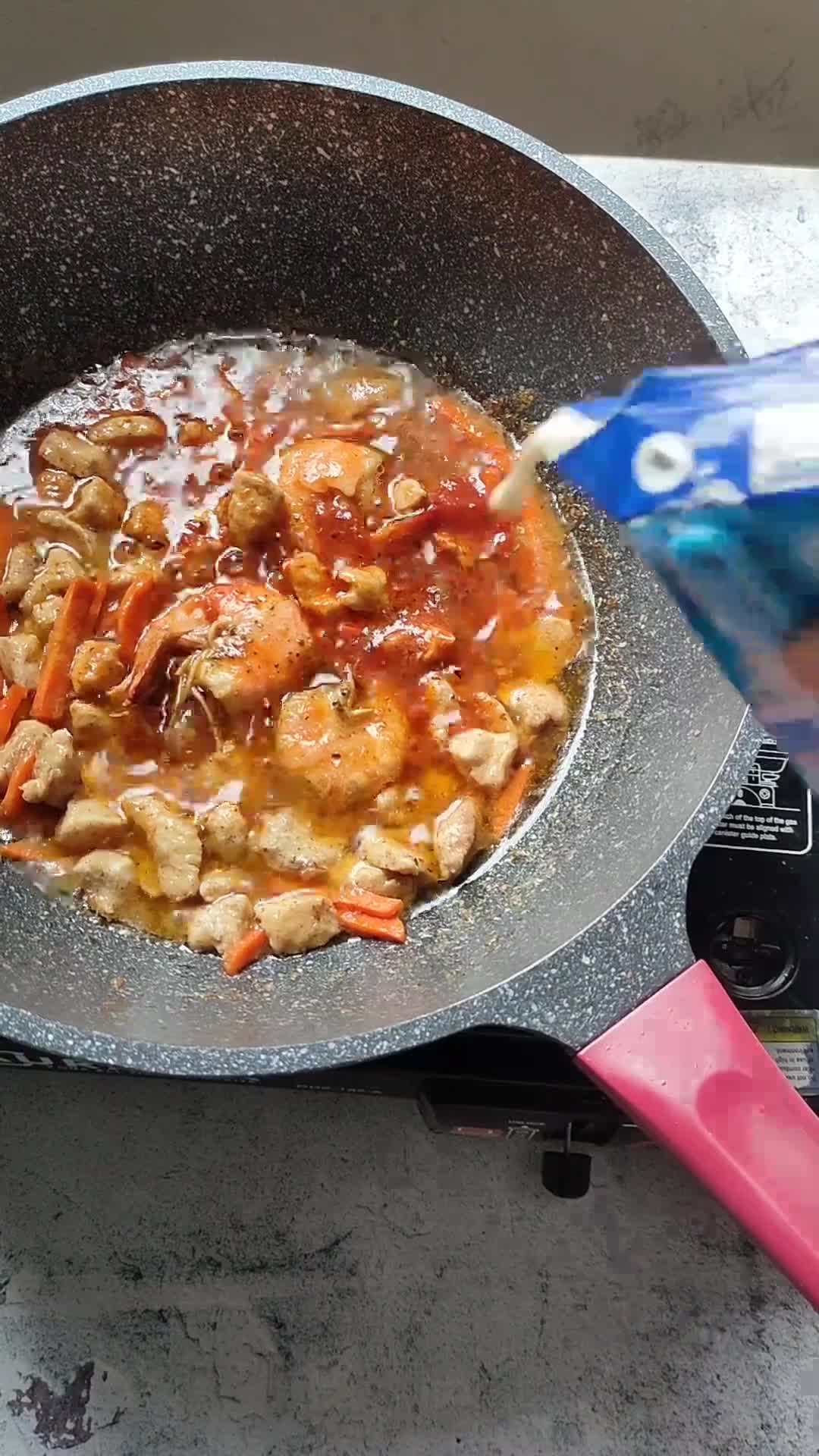 Gambar langkah 6 resipi Spaghetti Keju Telur Gulung.