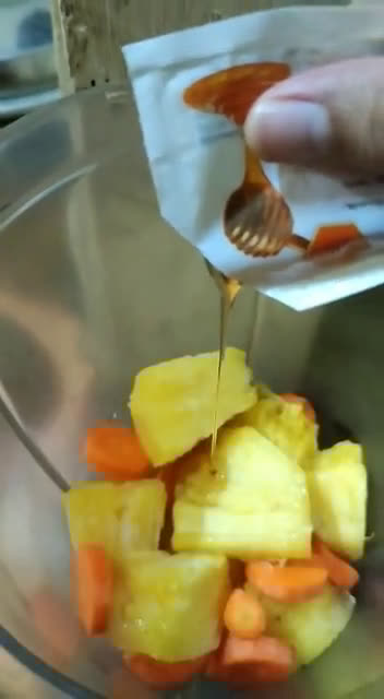 Foto langkah ke 1 dari resep Smoothies Nanas Wortel.