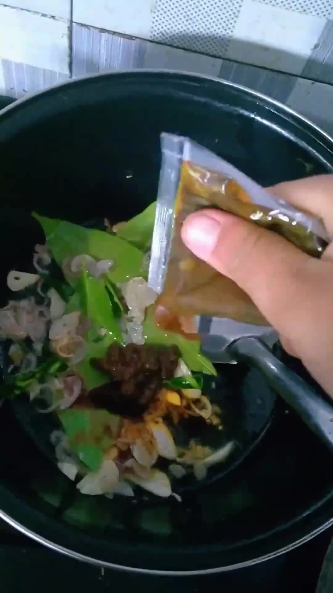 Foto langkah ke 2 dari resep Gulai sayuran dan telor puyuh (tiketGAS2025).