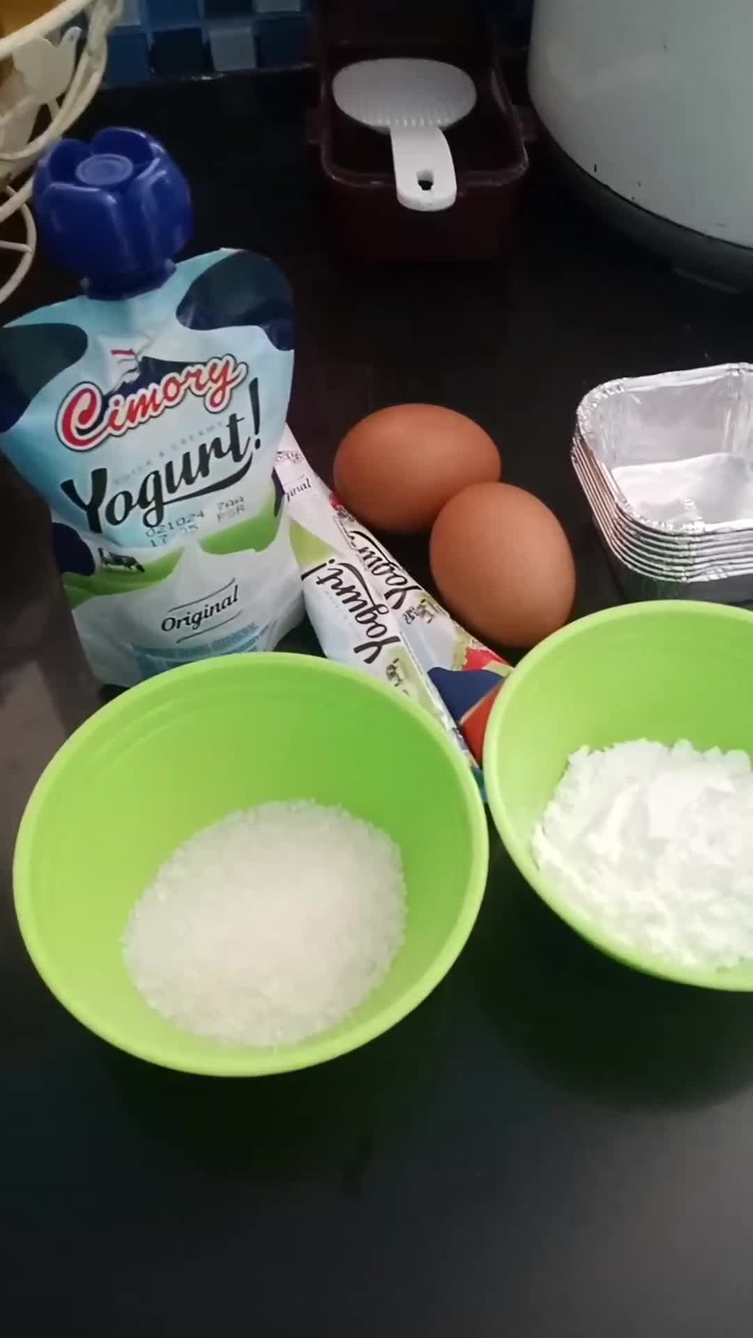 Foto langkah ke 1 dari resep Yogurt Cake Pandan.