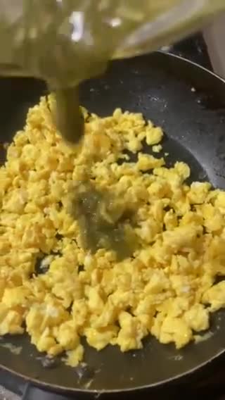 Foto del paso 2 de la receta: Huevos Revueltos en Sala Verde Con Cilantro 🌿