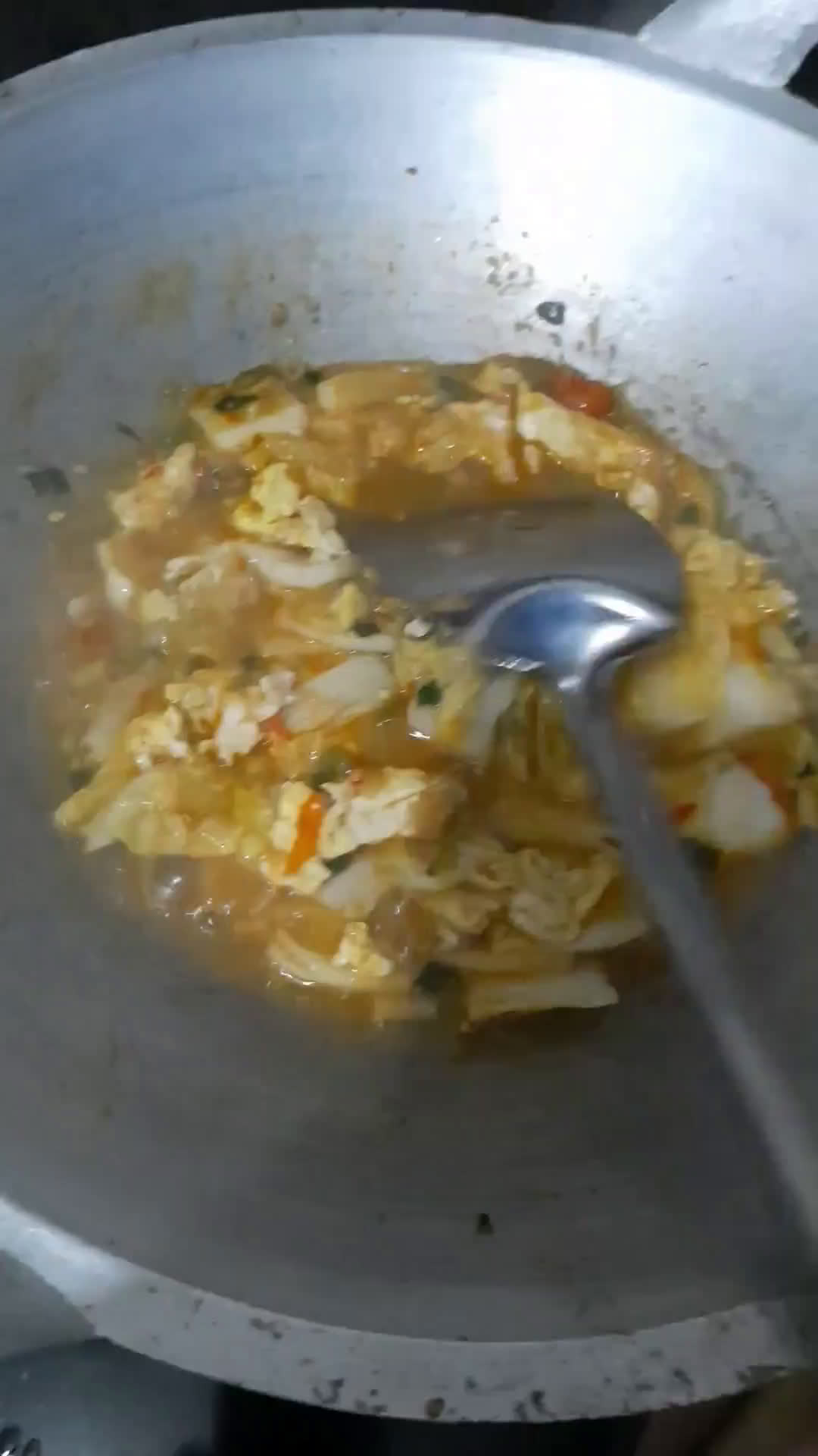 Foto langkah ke 2 dari resep Tumis telur sawi putih.