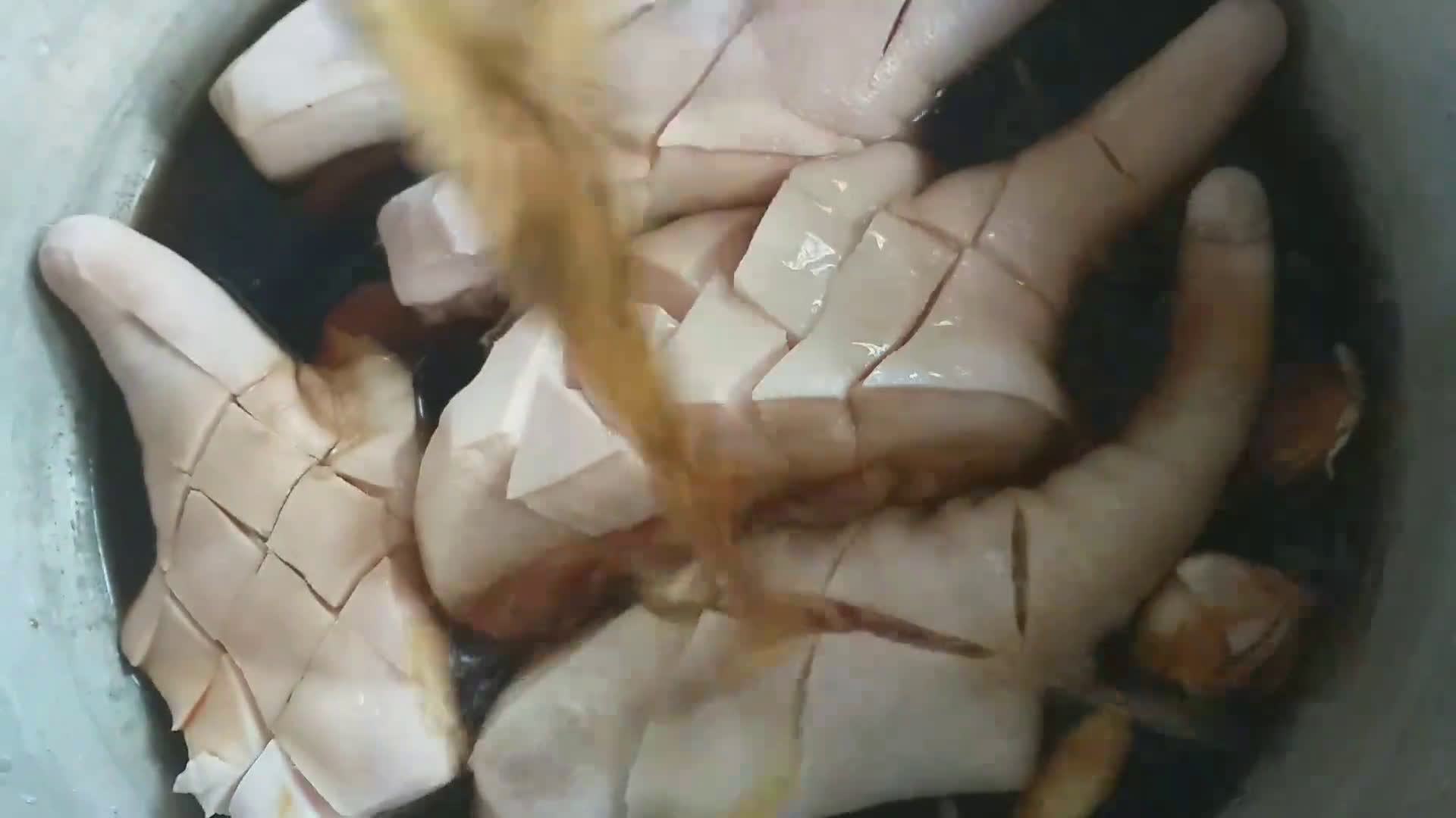 รูปขั้นตอนการทำที่ 3 ของ หางหมูต้มน้ำปลา🐖🐷