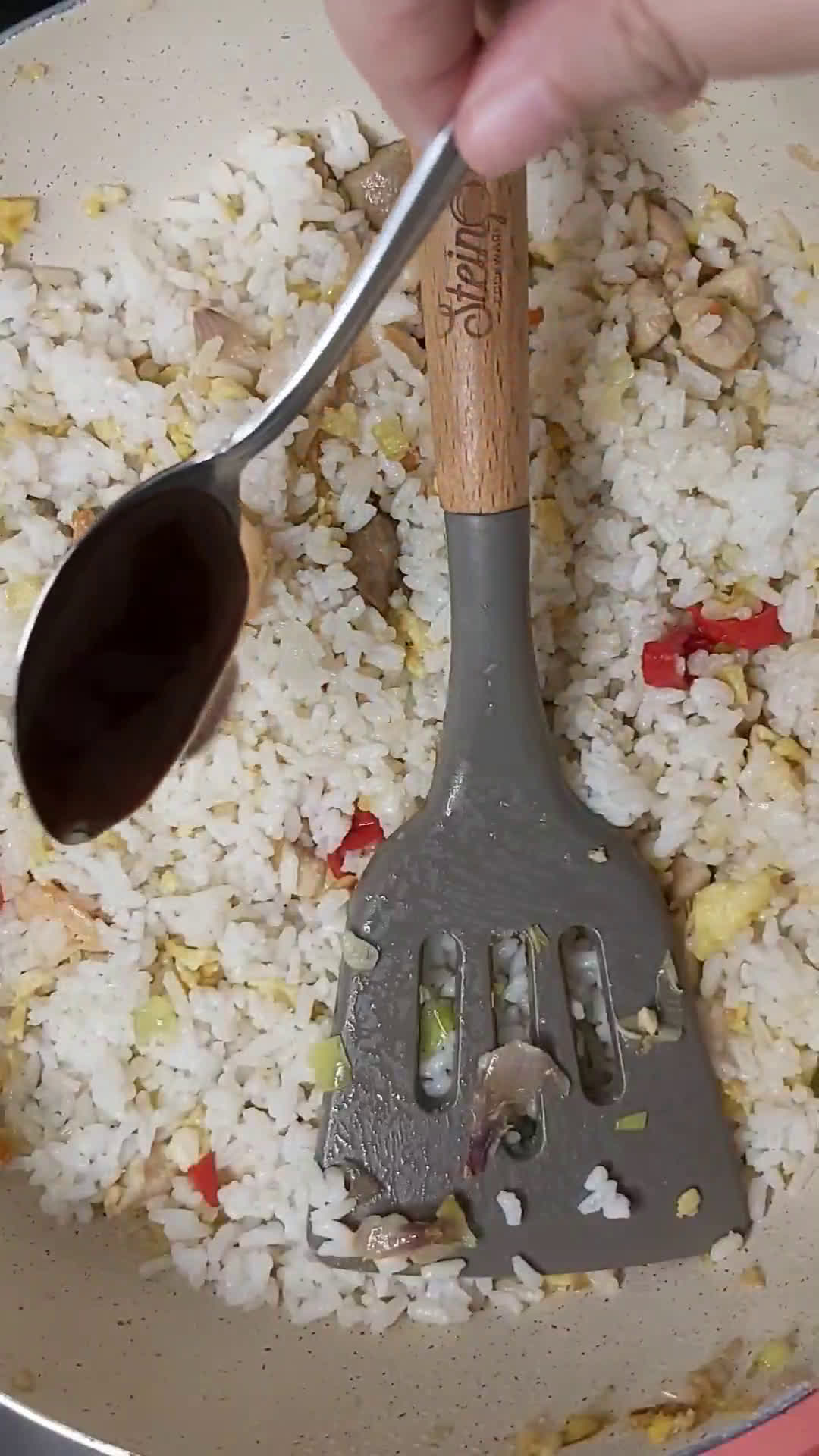 Foto langkah ke 5 dari resep Nasi Goreng Solaria.