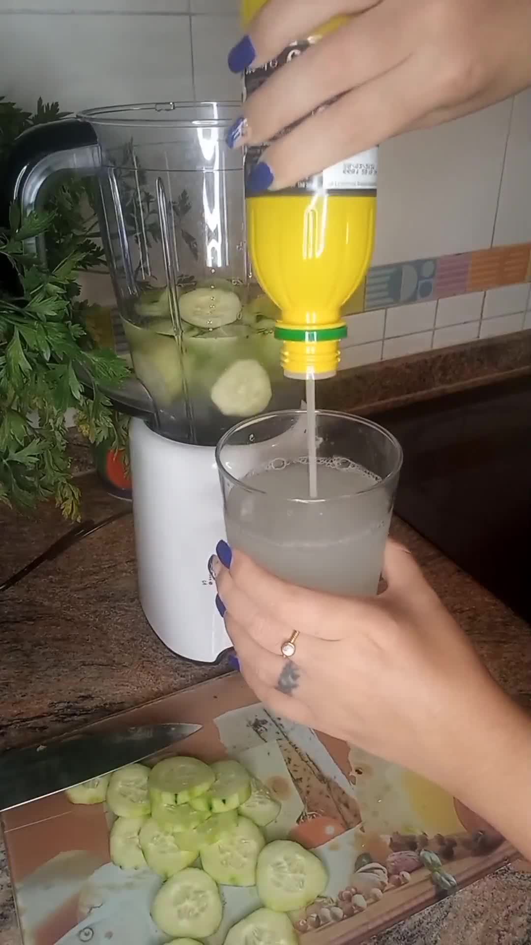 Foto del paso 1 de la receta: Agua fresca de pepino con limón 🥒 🍋