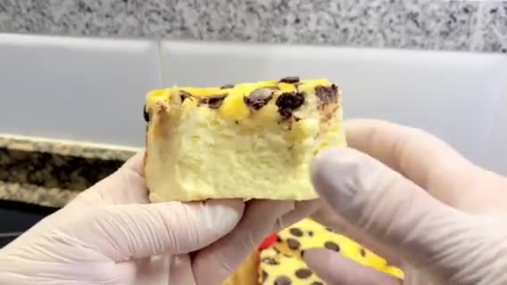 Foto del paso 13 de la receta: Pastel de yogur griego, queso crema y pepitas de chocolate