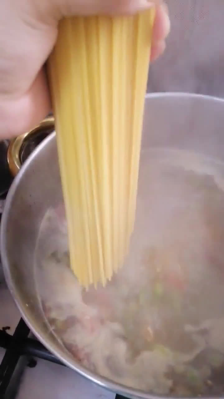 صورة لخطوة 2 من وصفة إسباغتي بالخضار سهله وسريعه 🍝🍅🥕