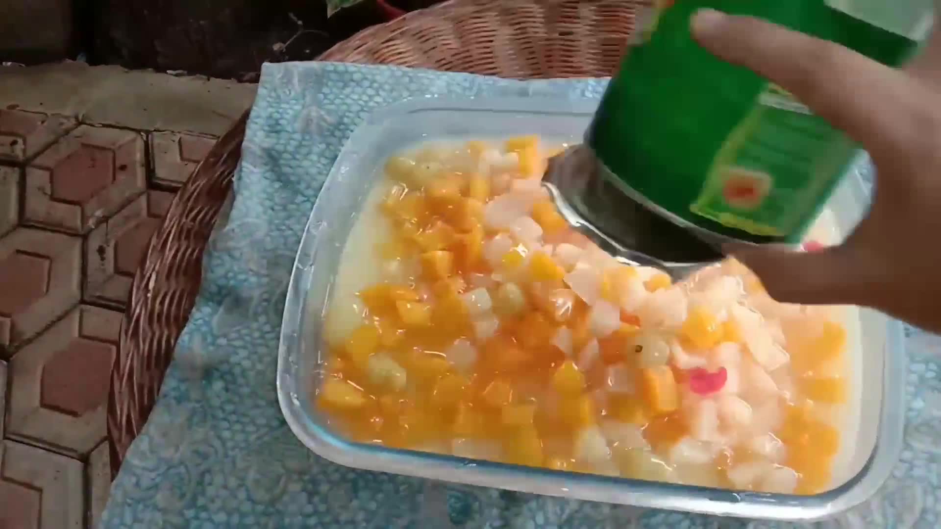 Foto langkah ke 3 dari resep Puding susu fruit cocktail.