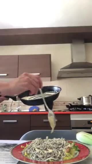 Foto del paso 8 de la receta: Ensalada de gulas con gambas al ajillo