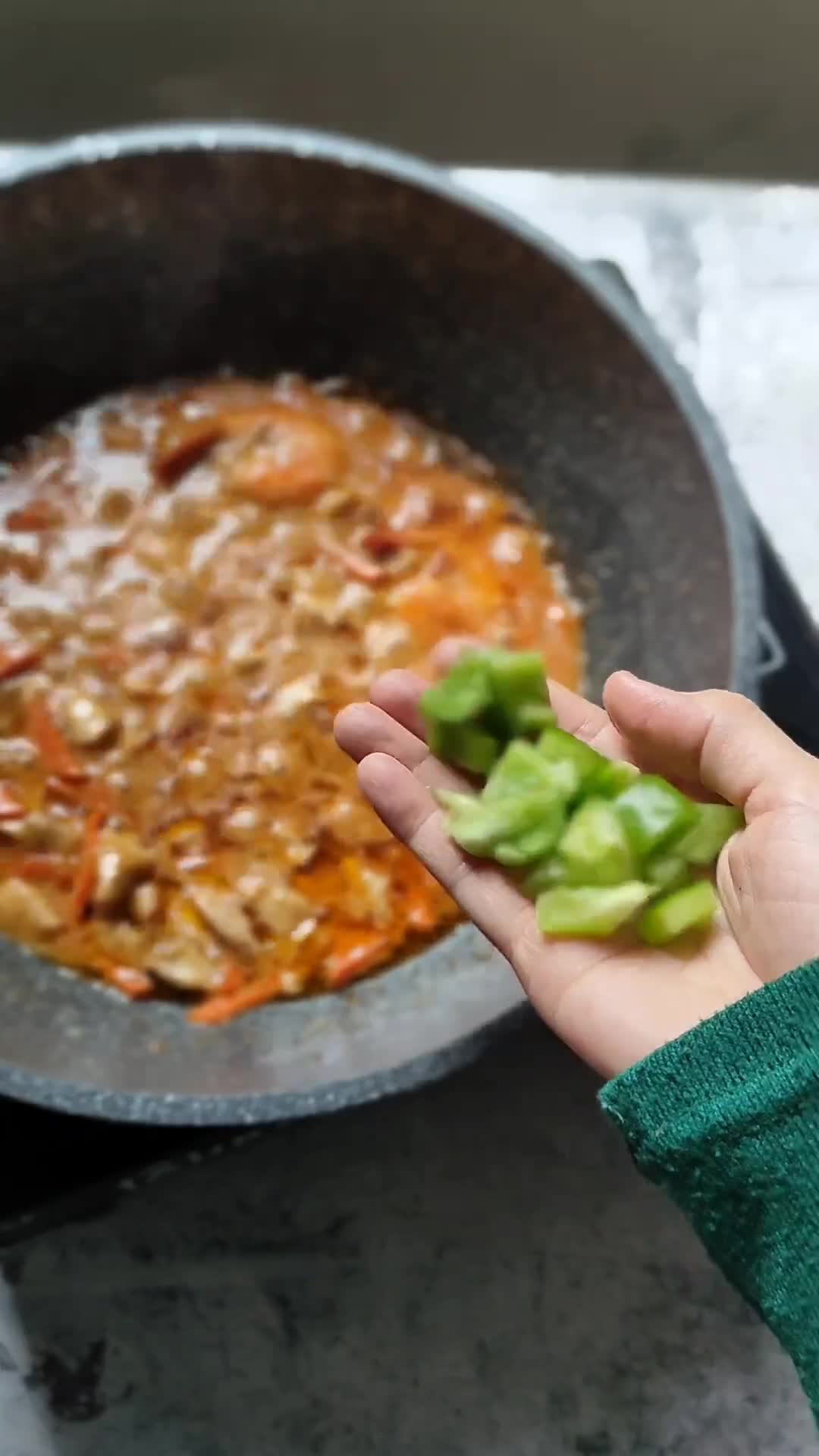Gambar langkah 7 resipi Spaghetti Keju Telur Gulung.
